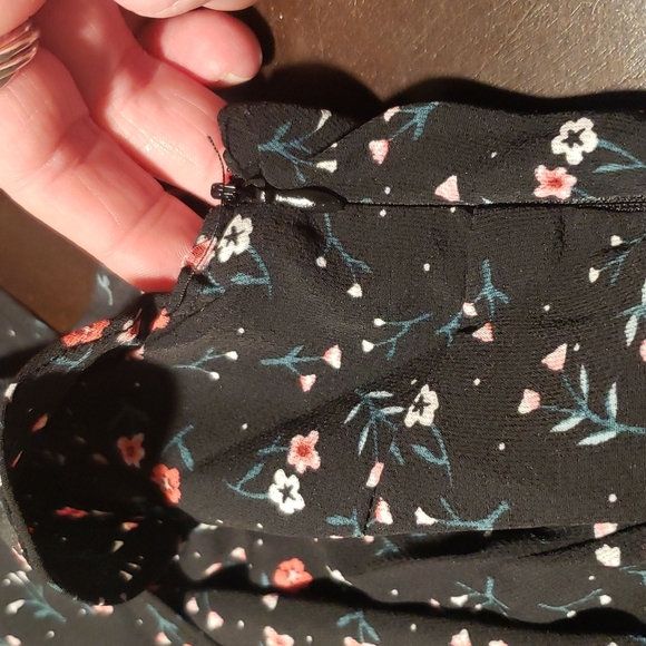 🍁New boutique flutter sleeve faux wrap top - Picture 12 of 13